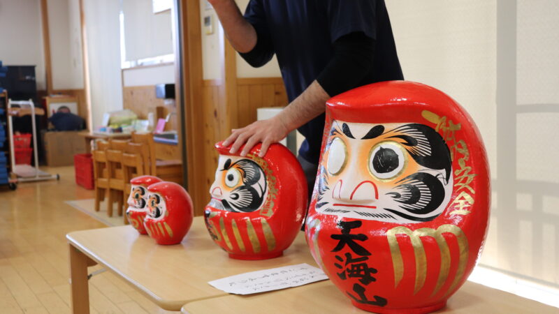 令和7年度　だるまの目入れ